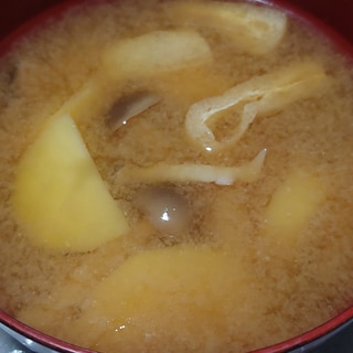 じゃがいも しめじ 油揚げのお味噌汁